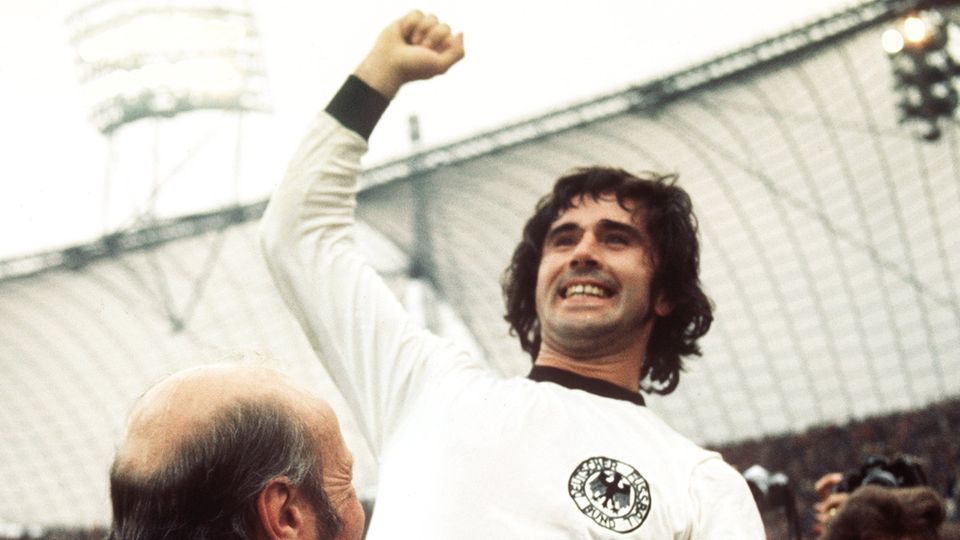 Gerd Müller wird 75: Der "Bomber der Nation" wird nach dem WM-Finale 1974 auf Händen getragen