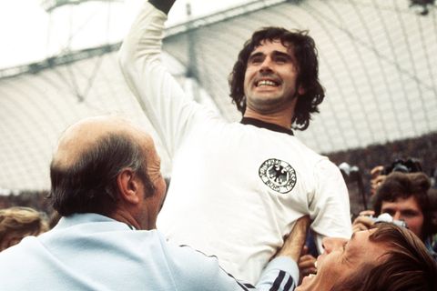 Gerd Müller wird 75: Der "Bomber der Nation" wird nach dem WM-Finale 1974 auf Händen getragen