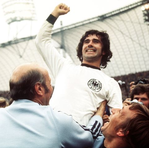 Gerd Müller wird 75: Der "Bomber der Nation" wird nach dem WM-Finale 1974 auf Händen getragen