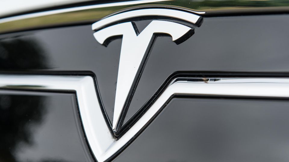 Das Logo des Elektrofahrzeuges Model S der amerikanischen Firma Tesla.