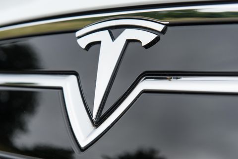 Das Logo des Elektrofahrzeuges Model S der amerikanischen Firma Tesla.