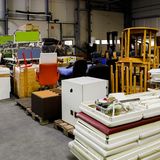 Krankenhausbetten, Rollstühle, Rollatoren und andere Möbel sind in Osteuropa begehrt. „In vielen Krankenhäusern herrschen katastrophale Zustände“, weiß Roswitha Brake. „In einer Psychiatrie waren zum Beispiel zehn verwahrloste Patienten in einem kleinen Raum voller Schimmel eingepfercht. Bei dem Anblick stand sogar unseren harten Brummifahrern das Wasser in den Augen und sie mussten sich draußen erst einmal sammeln.“