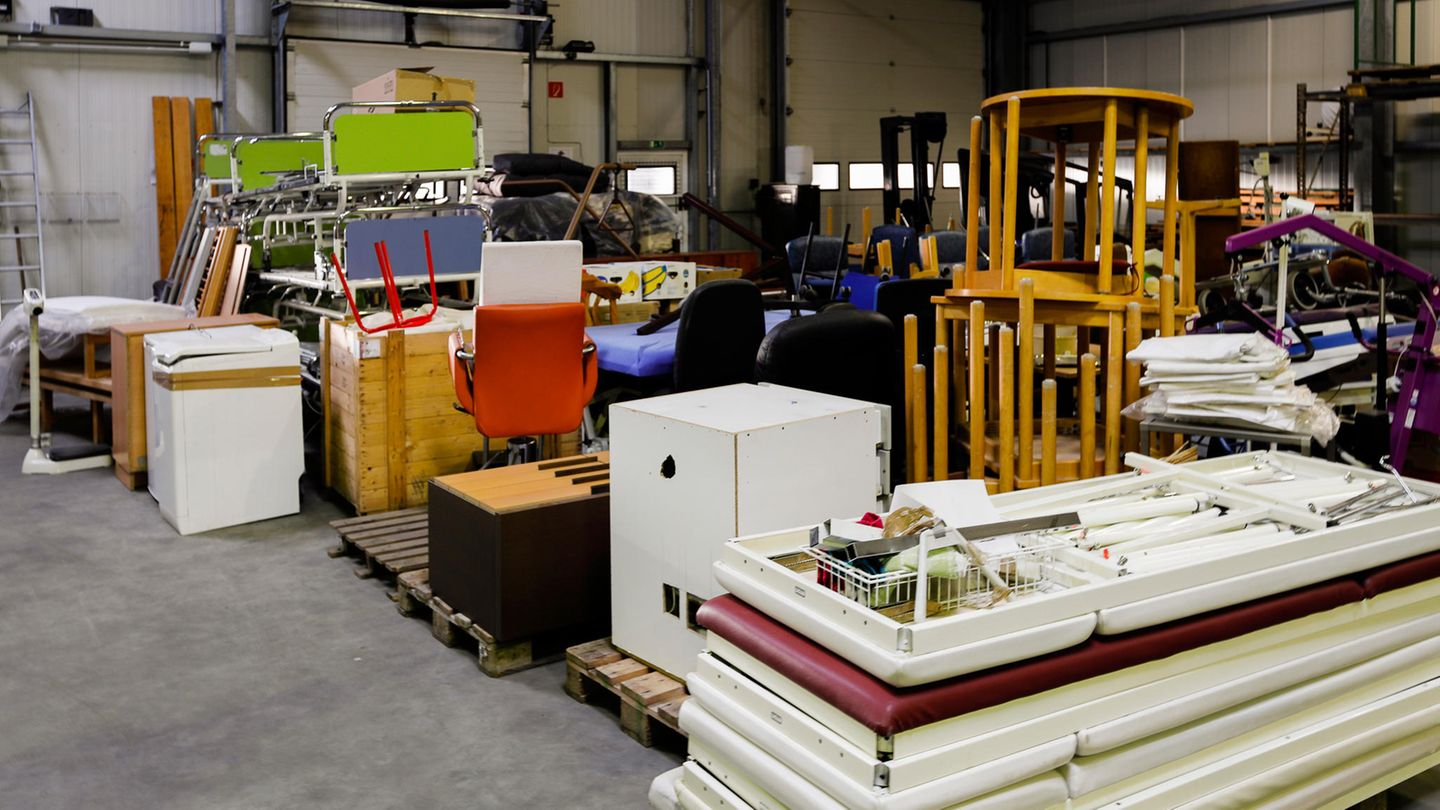 Helping Hands e.V. : Krankenhausbetten, Rollstühle, Rollatoren und andere Möbel sind in Osteuropa begehrt. „In vielen Krankenhäusern herrschen katastrophale Zustände“, weiß Roswitha Brake. „In einer Psychiatrie waren zum Beispiel zehn verwahrloste Patienten in einem kleinen Raum voller Schimmel eingepfercht. Bei dem Anblick stand sogar unseren harten Brummifahrern das Wasser in den Augen und sie mussten sich draußen erst einmal sammeln.“ Krankenhausbetten, Rollstühle, Rollatoren und andere Möbel sind in Osteuropa begehrt. „In vielen Krankenhäusern herrschen katastrophale Zustände“, weiß Roswitha Brake. „In einer Psychiatrie waren zum Beispiel zehn verwahrloste Patienten in einem kleinen Raum voller Schimmel eingepfercht. Bei dem Anblick stand sogar unseren harten Brummifahrern das Wasser in den Augen und sie mussten sich draußen erst einmal sammeln.“