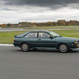 Im Vergleich zu aktuellen Systemen ist der Allradantrieb im Ur Quattro eher rustikal unterwegs