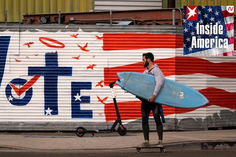Ein Surfer passiert eine Vote-Grafito