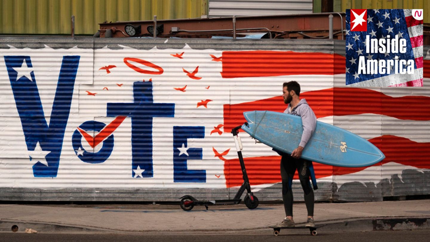 Ein Surfer passiert eine Vote-Grafito