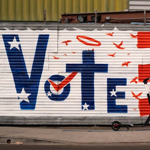 Ein Surfer passiert eine Vote-Grafito