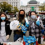 Yasmina Filali (M.) hat Kleiderspenden gesammelt und Snack-Tüten gepackt