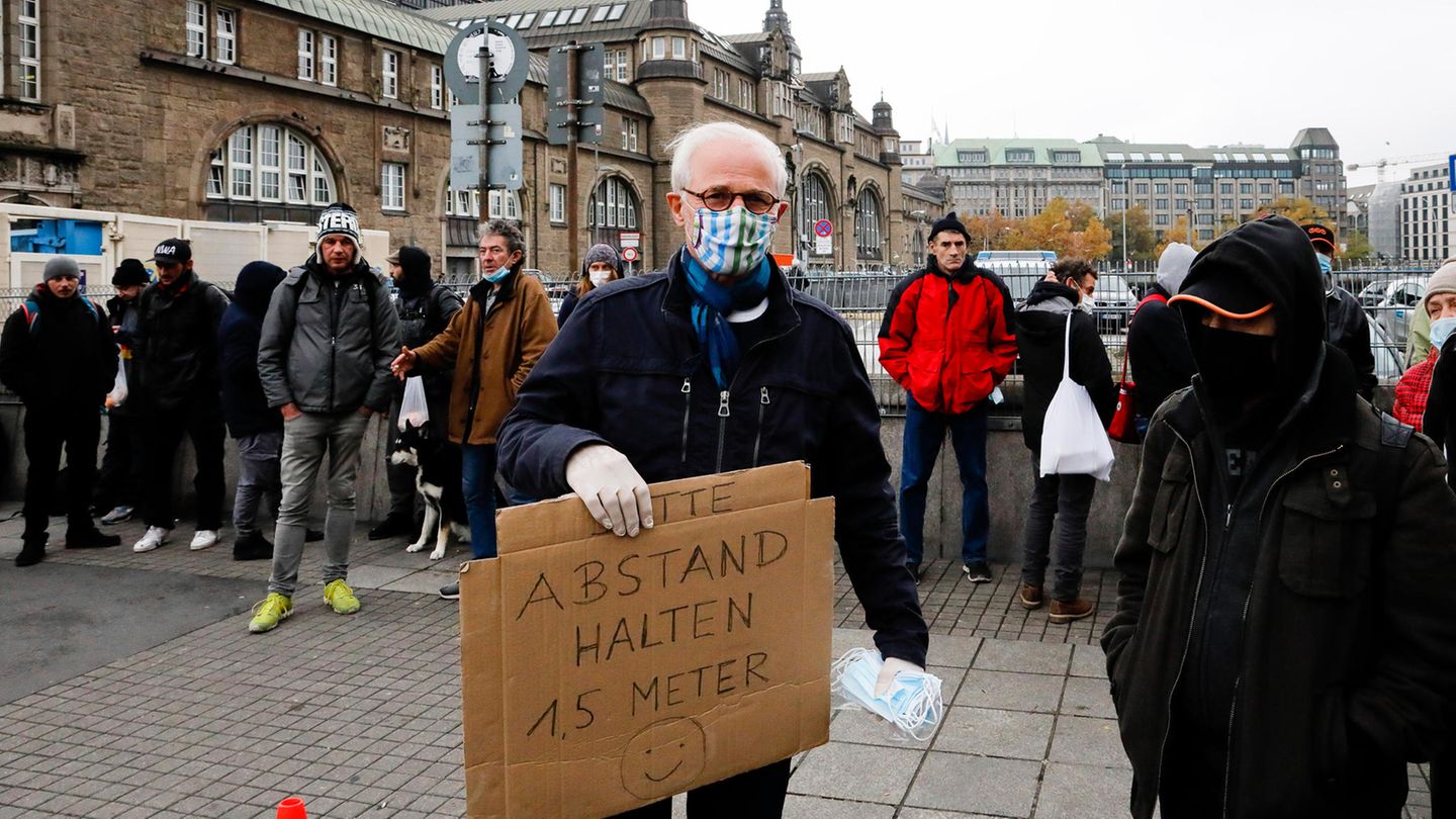 Der pensionierte Lehrer Norbert Grote sorgt dafür, dass alle Maske tragen und die Abstände einhalten.