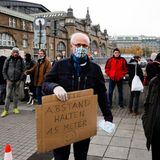 Der pensionierte Lehrer Norbert Grote sorgt dafür, dass alle Maske tragen und die Abstände einhalten.