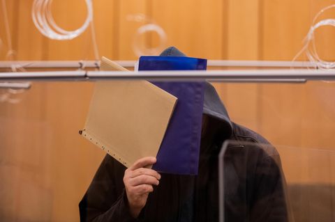Der Angeklagte im Missbrauchsfall Münster verdeckte im Gerichtssaal im Landgericht sein Gesicht 