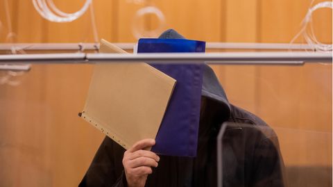 Der Angeklagte im Missbrauchsfall Münster verdeckte im Gerichtssaal im Landgericht sein Gesicht 