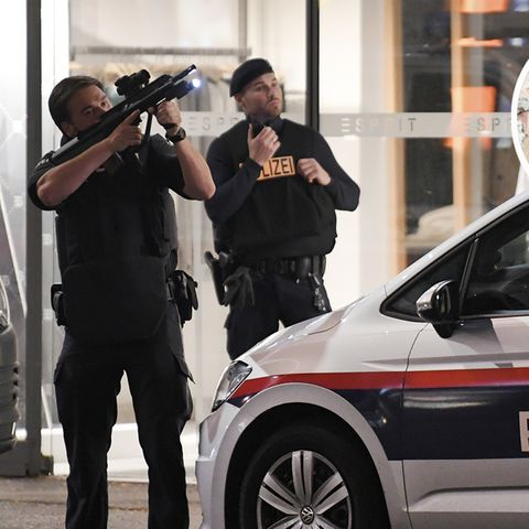 Polizisten am Ort des Anschlags in Wien
