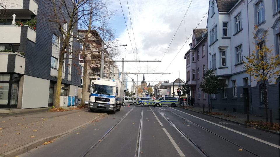 Die Polizei sperrte den Einsatzort in Ratingen rund um das Gerichtsgebäude weiträumig ab
