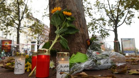 Kerzen und Blumen liegen im Bereich des Tatorts einer Terror-Attacke zum Gedenken an die Opfer