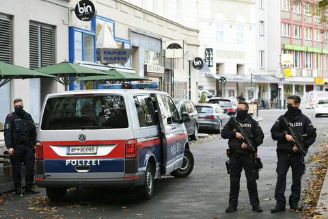 Polizeibeamte am Dienstag, 3. November 2020, im Bereich des Tatorts in Wien
