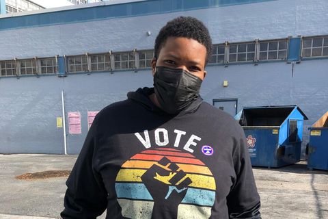 Eine schwarze Wählerin mit einem "Vote"-Sweatshirt in Philadelphia