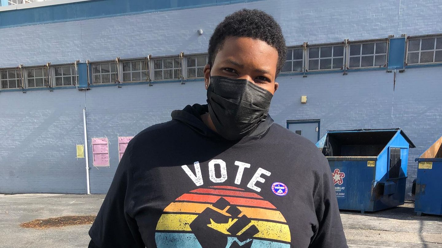 Eine schwarze Wählerin mit einem "Vote"-Sweatshirt in Philadelphia Eine schwarze Wählerin mit einem "Vote"-Sweatshirt in Philadelphia