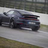 Das Porsche 911 Turbo Coupé ist bis zu 320 km/h schnell