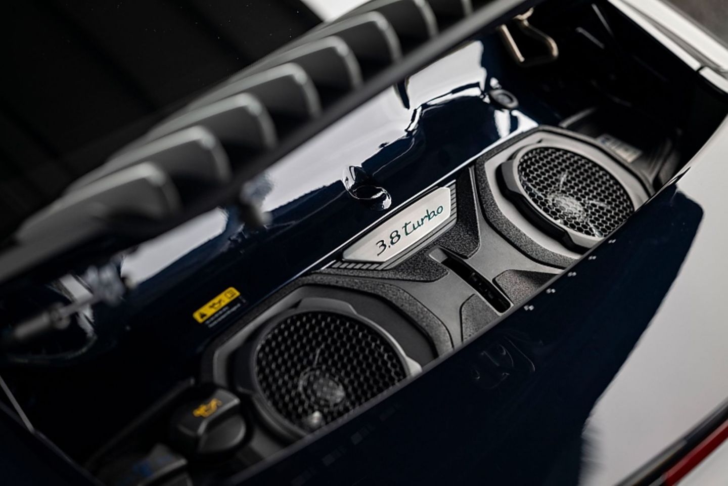 Unter dieser verbirgt sich der 3,8 Liter Turbo-Motor mit 427 kW / 380 PS