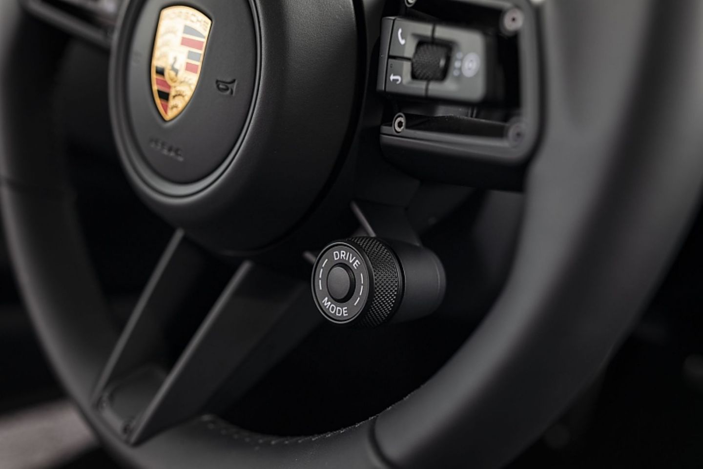 Wie bei Porsche üblich, werden die Fahrprogramme mit dem kleinen Drehrad gewählt