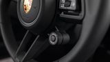 Wie bei Porsche üblich, werden die Fahrprogramme mit dem kleinen Drehrad gewählt