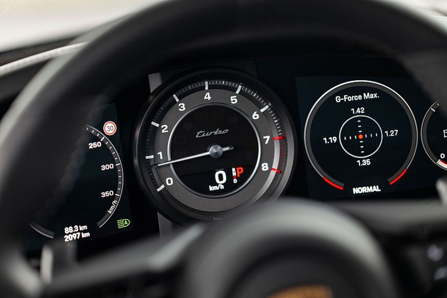 So gehört sich das bei Porsche: zentraler Drehzahlmesser