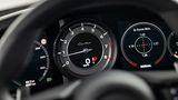 So gehört sich das bei Porsche: zentraler Drehzahlmesser