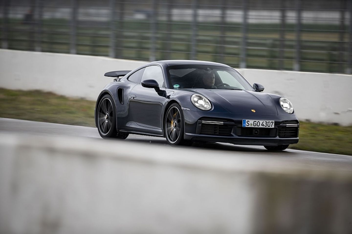 Nach 9,7 Sekunden sind 200 km/h erreicht - 0,8 Sekunden länger als beim Porsche 911 Turbo S