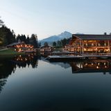 San Luis, Hafling: 17 Punkte, 3 Lilien  Mitten in der Natur: Abgeschnitten von der Außenwelt liegt dieses Resort auf einer Waldlichtung, das aus 38 dichtgedrängten Chalets und Baumhäusern besteht. "Highlights sind ein wunderschönes Hallenbad in Stadloptik mit Kamin, ein Whirlpool mitten im See und ein 21 Meter langes, ganzjährig nutzbares Freibecken", urteilen die Tester über den Wellness-Bereich.  Preise: HP ab 335 Euro, www.relax-guide.com/san-luis