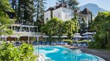 Meisters Hotel Irma, Meran: 18 Punkte, 3 Lilien  Der Familienbetrieb mit fast 100-jähriger Tradition liegt in einem Villenviertel von Meran. "Das Areal besteht aus dem Haupthaus, zwei Gästevillen, einem Baumhaus sowie einer eindrucksvollen Safari-Lodge, all das inmitten eines rund 20 Hektar großen Parks mit riesigem Schwanenteich, Tulpen- und Rosengarten", schwärmen die Tester.  Preise: HP ab 187 Euro, www.relax-guide.com/meisters-hotel-irma