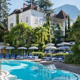 Meisters Hotel Irma, Meran: 18 Punkte, 3 Lilien  Der Familienbetrieb mit fast 100-jähriger Tradition liegt in einem Villenviertel von Meran. "Das Areal besteht aus dem Haupthaus, zwei Gästevillen, einem Baumhaus sowie einer eindrucksvollen Safari-Lodge, all das inmitten eines rund 20 Hektar großen Parks mit riesigem Schwanenteich, Tulpen- und Rosengarten", schwärmen die Tester.  Preise: HP ab 187 Euro, www.relax-guide.com/meisters-hotel-irma