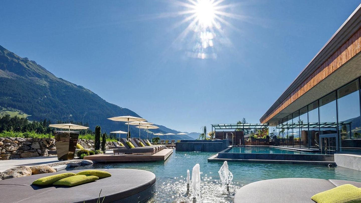 Plunhof, Ratschings-Ridnaun: 17 Punkte, drei Lilien  Auf einer kleinen Anhöhe in 1300 Metern liegt der Familienbetrieb mit hauseigenem Schlepplift. Die Gäste haben die Wahl zwischen 25 Zimmerkategorien. Zum Spa-Bereich hat nur Zutritt, wer hier wohnt. Neben dem Außenbecken gibt es einen modernen Saunabereich und einen "20 Meter langen Innenpool in einem pompösen Hallenbad", schreiben die Tester des Relax Guide 2021.  Preise: HP ab 147 Euro, www.relax-guide.com/plunhof