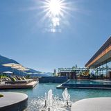 Plunhof, Ratschings-Ridnaun: 17 Punkte, drei Lilien  Auf einer kleinen Anhöhe in 1300 Metern liegt der Familienbetrieb mit hauseigenem Schlepplift. Die Gäste haben die Wahl zwischen 25 Zimmerkategorien. Zum Spa-Bereich hat nur Zutritt, wer hier wohnt. Neben dem Außenbecken gibt es einen modernen Saunabereich und einen "20 Meter langen Innenpool in einem pompösen Hallenbad", schreiben die Tester des Relax Guide 2021.  Preise: HP ab 147 Euro, www.relax-guide.com/plunhof