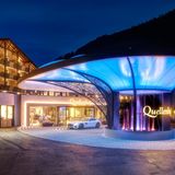 Quellenhof Luxury Resort, St. Martin in Passeier: 17 Punkte, 3 Lilien  Ein riesiges Resort mit "üppig aufgetragenem neoalpinen Chic", das aus fünf Hotels und einem Apartmentgebäude besteht. Insgesamt können 800 Personen untergebracht werden. "Das öffentlich zugängliche Spa ist auf mehrere Häuser verteilt und bietet alles, was man sich als Wellnessliebhaber wünscht", so die Tester.  Preise: HP ab 170 Euro, www.relax-guide.com/quellenhof-luxury-resort