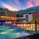 Lindenhof Lifestyle Resort, Naturns: 17 Punkte, 3 Lilien  Hinter modernen Fassaden präsentiert sich "das Ambiente gefällig und zeitgemäß, vieles ist mit heimischen Naturmaterialien gestaltet", so die Tester. "Das Spa steht auch externen Gästen offen und ist für uns das Highlight des Hauses. Es ist weitläufig und verteilt sich mit seinen getrennten Erwachsenen- und Familienbereichen auf mehrere Ebenen.  Preise: HP ab 146 Euro, www.relax-guide.com/lindenhof-lifestyle-resort