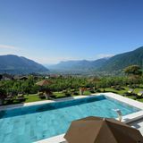 Patrizia, Dorf Tirol:18 Punkte, 18 Punkte, 3 Lilien  Eine Oase der Ruhe, hoch über Meran, umgeben von Apfelhainen und Weinreben. Der Spa-Bereich geht über mehrere Etagen verteilt mit dem neuen Saunabereich im vierten Stock und herrlichen Ruheräumen. Im Garten gibt es einen 20 Meter langen Swimmingpool.  Preise: HP ab 145 Euro, www.relax-guide.com/patrizia