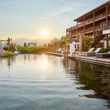 Chalet Mirabell, Hafling: 20 Punkte, 4 Lilien   "Das öffentlich zugängliche Spa erfreut mit Wellness vom Feinsten, unter anderem geboten werden ein 25 Meter langer Naturbadeteich (im Winter als Tauchbecken nutzbar) und ein ebenso langer Infinity-Außenpool", heißt es im Test-Bericht. Und das Fazit lautet: "Ein kleines Paradies zum Wohlfühlen."  Preise: HP ab 207 Euro, www.relax-guide.com/chalet-mirabell