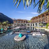 Andreus Golf Lodge, St. Leonhard in Passeier: 18 Punkte, 3 Lilien  "Die öffentlichen Räume verströmen kontemporär interpretierten Alpenlandchic, die Außenanlage – mit Steinsäulen, Palmen, Springbrunnen und Liegesesseln direkt am Wasser – wird abends mit Feuerstellen romantisch in Szene gesetzt", schwärmen die Tester. "Das Spa ist für diese Gästezahl großzügig bemessen, Highlights sind die Außensauna, ein 30 Meter langes, ganzjährig nutzbares Freibecken und ein ebenso langer Naturbadeteich."  Preise: HP ab 190 Euro, www.relax-guide.com/andreus-golf-lodge