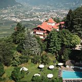 Castel Fragsburg, Meran: 17 Punkte, 3 Lilien  Was für eine Lage: ein familiengeführtes Hotel in einem historischen Jagdschloss, 725 Meter hoch, auf einem Felsvorsprung über Meran. "Die Massagen sind sehr gut, bei entsprechender Witterung kann man sie auch im Freien genießen, Yoga gibt es täglich morgens, die insgesamt vier Saunen schließen um 20 Uhr", heißt es in dem lobenden Urteil der Tester.  Preise: HP ab 316 Euro, www.relax-guide.com/castel-fragsburg