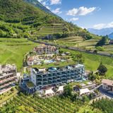 Preidlhof Luxury Resort, Naturns: 18 Punkte, 3 Lilien  Die Anlage besteht aus einem neu errichteten Haupthaus mit dem Namen Lodge und dem am Hang darüber liegenden älteren Sonnenschlössl. Highlights sind der neue Spa-Tower mit insgesamt sechs Ebenen und der mediterrane Garten mit Außensauna und einem 20 Meter langen Infinity-Sportpool auf dem Dach des Schlössls.  Preise: HP ab 179 Euro, www.relax-guide.com/preidlhof-luxury-resort
