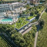 Castel Dorf Tirol, Dorf Tirol: 17 Punkte, 3 Lilien  "Ein Ausnahmehotel mit nur 45 Zimmern", fantastischen Ausblicken und gut geschulten Mitarbeitern. "Das ausschließlich Hausgästen vorbehaltene Spa ist ebenfalls edel arrangiert und besticht nicht zuletzt mit seiner Panoramaidylle", heißt es im "Relax Guide".  Preise: HP ab 210 Euro, www.relax-guide.com/castel-dorf-tirol