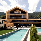 Purmontes Private Luxury Chalet, St. Lorenzen: 20 Punkte, 4 Lilien  Das erst vor zwei Jahren eröffnete Luxusresort in moderner Holzbauweise besteht aus nur fünf Suiten. Das Wasser im Außenpool besticht durch 36 Grad warmes Wasser. "Ein separater Wellnessbereich für alle Suitengäste ist im Dachgeschoß untergebracht, er bietet einen FKK-Whirlpool mit Glasdach; die Saunen öffnen, wann immer man will."  Preise: HP ab 315 Euro, https://www.relax-guide.com/purmontes-private-luxury-chalet