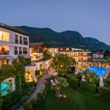 Ansitz Plantitscherhof, Merian: 17 Punkte, 3 Lilien  Dieses Haus befindet sich in einem ruhigen Villenviertel und fokussiert auf Gourmet, Wein und Oldtimer. "Sein dreiseitiger Gebäudeverbund schafft eine von der Außenwelt abgeschirmte Privatsphäre, im Innenhof mit Nussbaum, steinernem Brunnen und Kopfsteinpflaster fühlt sich’s fast an wie auf einem alten Landgut, überall wachsen Lavendel, Rosen und Obstbäume."  Preise: HP ab 185 Euro, www.relax-guide.com/ansitz-plantitscherhof