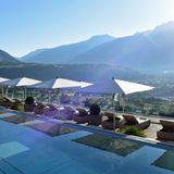 Giardino Marling, Marling: 18 Punkte, 3 Lilien  Ein Luxushaus mit Ausblick auf Meran und das Etschtal. "Das Spa ist weitläufig, im Erdgeschoß wird ein edles Hallenbad mit einem zwölf Meter langen Steinbecken geboten, im Freien wartet ein 15 Meter langer Solepool, und auf dem Dach befindet sich ein 17 Meter langer Sky Pool mit Terrasse, zudem gibt es einen ausgedehnten Saunabereich mit großen Glasfronten."  Preise: HP ab 156 Euro, www.relax-guide.com/giardino-marling