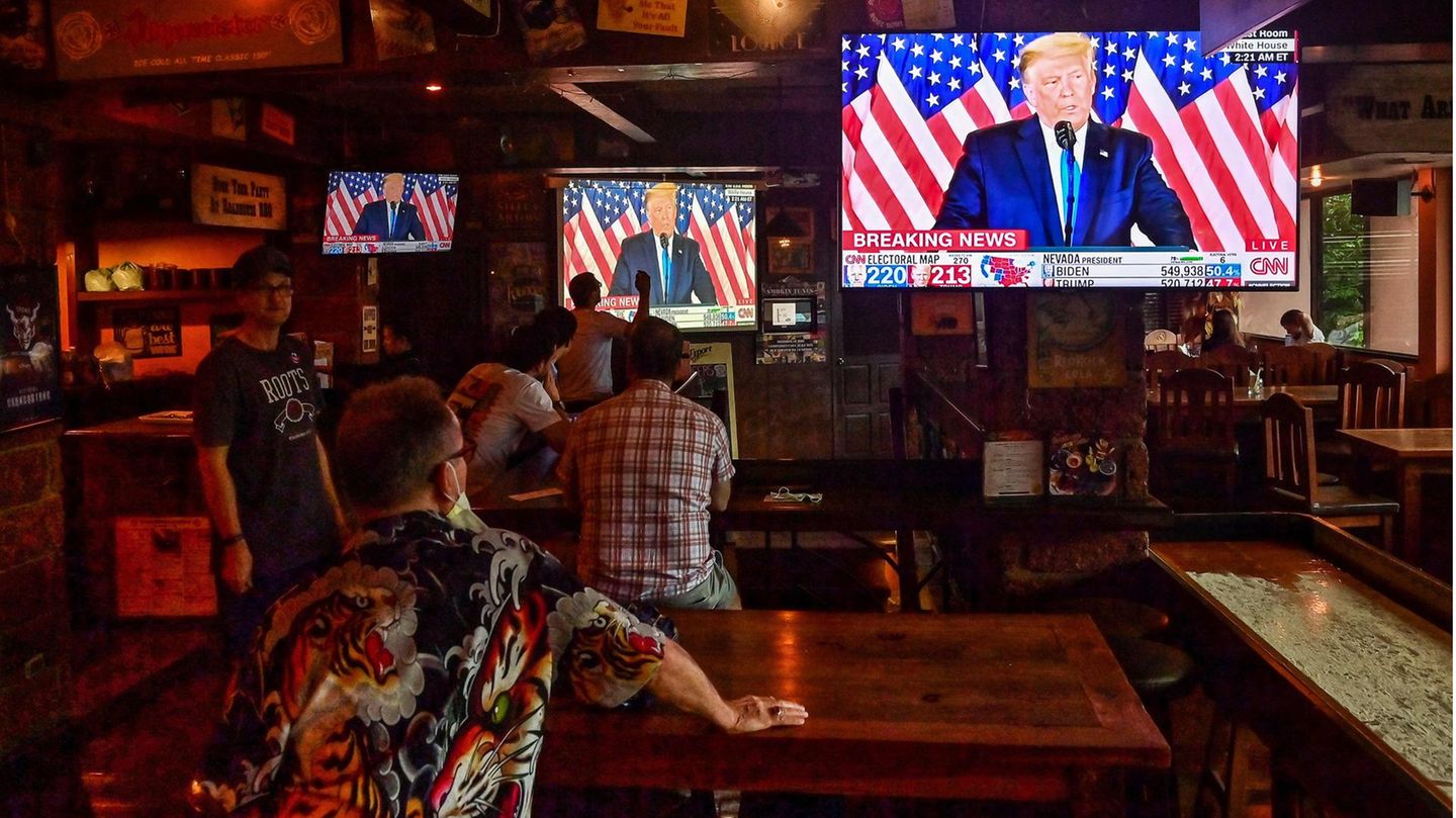 Berichterstattung zur US-Wahl: Eine Parallelwelt aus Lügen und Hass - so lief die Wahlnacht auf Trump-Medien