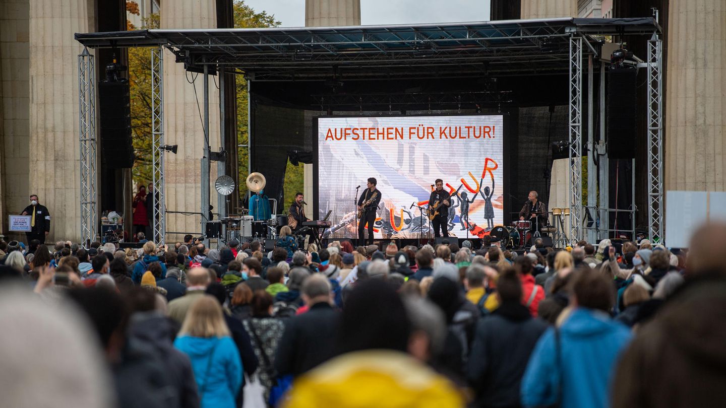 Hunderte Personen versammeln sich am Königsplatz