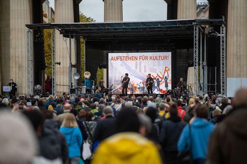 Hunderte Personen versammeln sich am Königsplatz