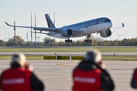 Ein Airbus A350 von Qatar Airways landet als offiziell erstes Flugzeug auf der Südbahn des Hauptstadtflughafens Berlin Brandenburg "Willy Brandt" (BER).