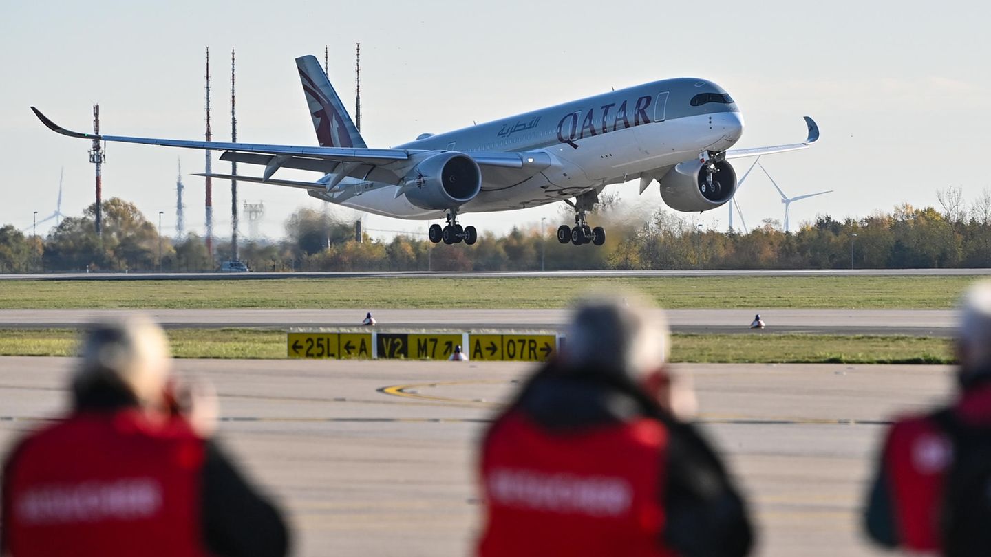 Ein Airbus A350 von Qatar Airways landet als offiziell erstes Flugzeug auf der Südbahn des Hauptstadtflughafens Berlin Brandenburg "Willy Brandt" (BER).